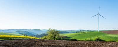 Windrad in Landschaft © ahavelaar - AdobeStock adobestock 1627942445 ahavelaar