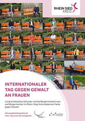 Plakat von Landrat Sebastian Schuster und den Bürgermeisterinnen und Bürgermeister im Rhein-Sieg-Kreis, die auf den orangenen Bänken sitzen