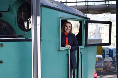 Lokführerin Zahra Mahyari in der alten Lok der Drachenfelsbahn