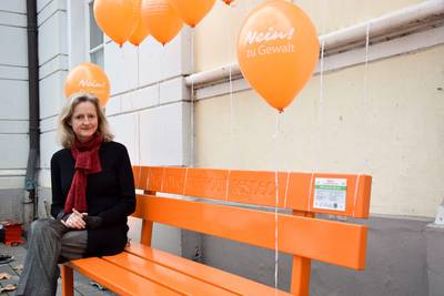 Gleichstellungsbeauftragte Frauke Fischer auf einer der Orangenen Bänke