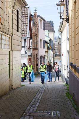 Die Gässchen in der Altstadt werden vom herumliegenden Müll befreit.