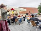 Seniorinnen und Senioren tanzen beim Sommerfest im Altenheim Kloster Heisterbach zu „Tulpen aus Amsterdam“
