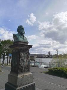 Denkmal Wolfgang Müller von Königswinter an der Haltestelle Denkmal am Rhein