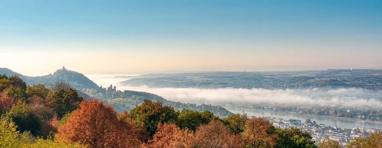 Das Siebengebirge, der Drachenfels mit Nebel und Wolken