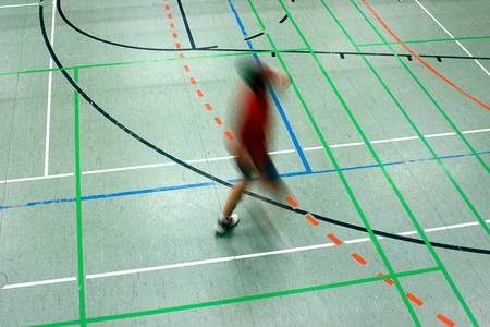 Sportler in Sporthalle