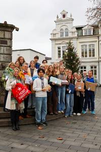 Die Stadt Königswinter bedankt sich bei den großzügigen Spenderinnen und Spendern © Stadt Königswinter/Pressestelle Gruppenbild am Rathausplatz mit den Spender:innen für die Wunschbaumaktion