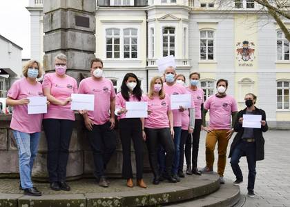 Mitarbeitende des Rathauses Königswinter-Altstadt sowie der Bürgermeister und die Gleichstellungsbeauftragte setzen ein Zeichen gegen Rassismus