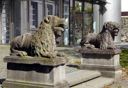 Löwenköpfe vor dem Eingang des Siebengebirgsmuseums