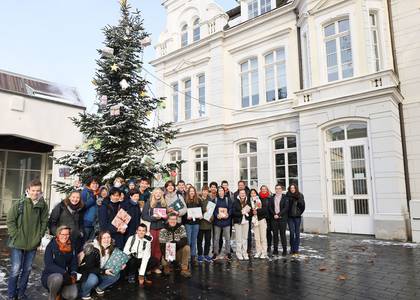 Die Schülerinnen und Schüler der CJD Christophorusschule spendeten 75 Geschenke für die diesjährige Wunschbaumaktion.