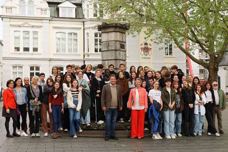 Viele Schüler aus Cognac stehen vor dem Rathaus in einer Gruppe. Im Vordergrund Bürgermeister Lutz Wagner und Sozialdezernentin Heike Jüngling.