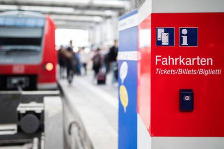 Ticketautomat an einem Bahnhof