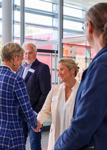 Dorothee Feller beim Empfang durch die Teilnehmenden, hier mit Dezernentin Heike Jüngling