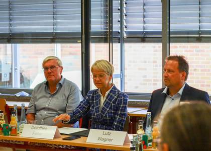 Dorothee Feller in der Diskussion mit der Runde