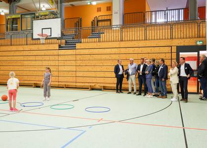 Rundgang mit der Ministerin durch die Sporthalle der Grundschule
