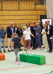 Die Ministerin und die Gäste in der Sporthalle der Grundschule