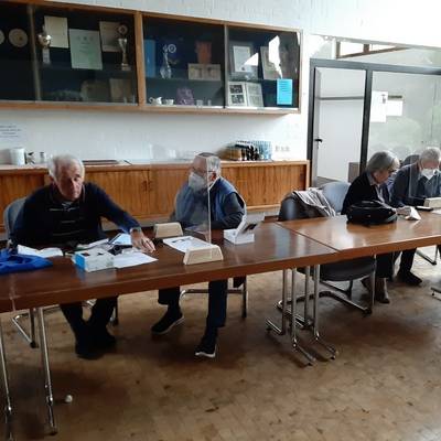 Seniorinnen und Senioren sitzen in der Sprechstunde im Sitzungssaal Oberpleis