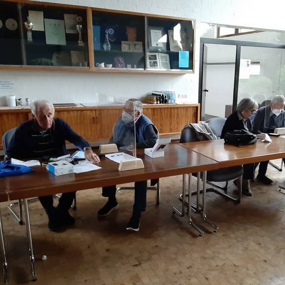 Seniorinnen und Senioren sitzen in der Sprechstunde im Sitzungssaal Oberpleis