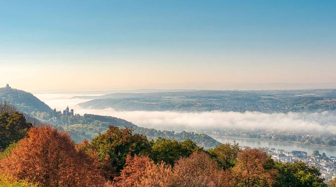 Das Siebengebirge, der Drachenfels mit Nebel und Wolken