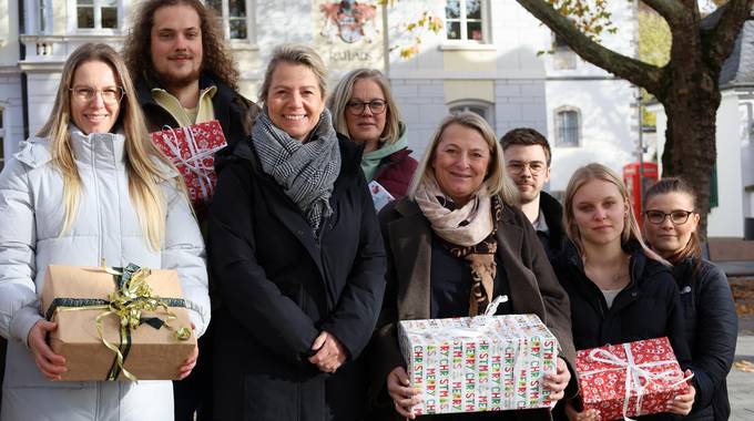 Bürgermeisterin Heike Jüngling mit dem Verwaltungsteam „Wunschbaumaktion 2025“ © Stadt Königswinter