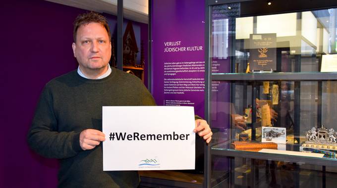 Bürgermeister Lutz Wagner unterstützt die #WeRemember-Kampagne und ruft damit zum Gedenken und Zusammenstehen gegen Antisemitismus und Rassismus auf.