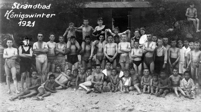 Kinder und Jugendliche an einer Badestelle am Rhein, 1921