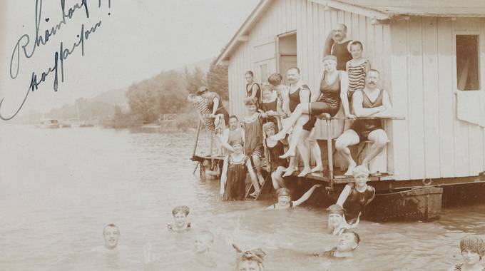 Menschen beim Baden im Strandbad Rhöndorf, Fotografie, um 1925