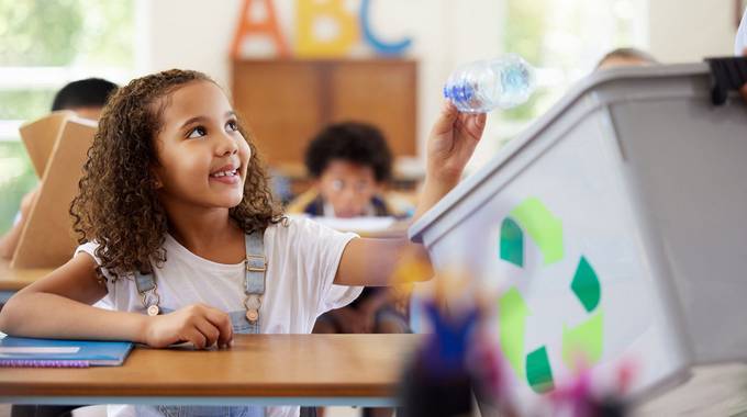 Grundschulkinder lernen, wie sie Müll recyclen © peopleimages – stock.adobe.com Grundschulkinder lernen, wie sie Müll recyclen