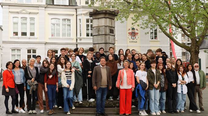 Viele Schüler aus Cognac stehen vor dem Rathaus in einer Gruppe. Im Vordergrund Bürgermeister Lutz Wagner und Sozialdezernentin Heike Jüngling.