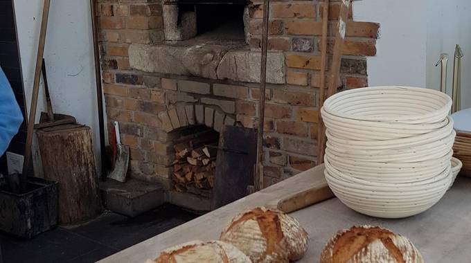Einige gebackene Brote liegen auf dem Tisch im Backhaus
