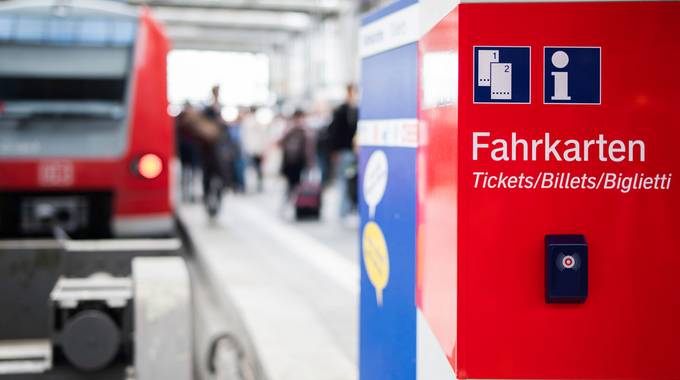 Ticketautomat an einem Bahnhof