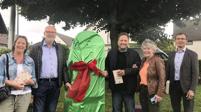 Über die Enthüllung des neuen Bücherschranks in Berghausen freuen sich (v.li.n.re) Barbara Groetzer (Patin des Bücherschranks), Frank Klein (Vorsitzender des Bürgervereins Berghausen e.V.), Bürgermeister Lutz Wagner, Angelika Kaufmann (Patin des Bücherschranks) und Thomas Krischik (Kommunalmanager Westenergie). gruppenbildbücherschrankberghausen