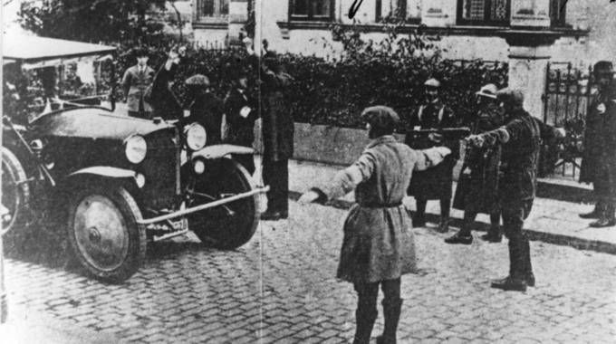 Straßensperre, Hauptstraße Königswinter, Oktober/November 1923 © Siebengebirgsmuseum / Heimatverein Siebengebirge sep orte p 3 straßensperre k winter sp 000250