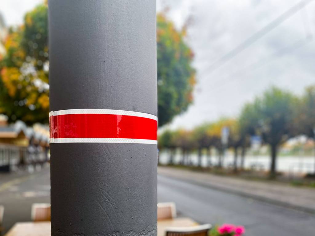 Leuchtringe an einer Strassenlaterne auf der Rheinallee