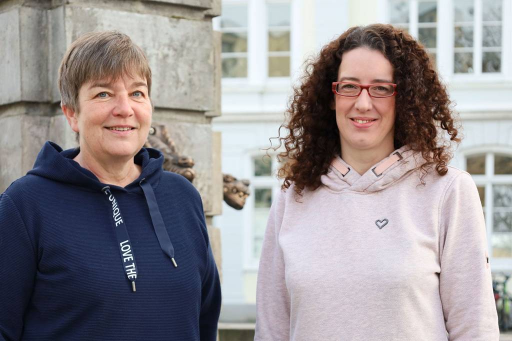 Annette Küpper von der Aufsuchenden Seniorenarbeit (li.) und Sarah Baltes (re.) vom Allgemeinen Sozialdienst bieten kostenlose Beratungen an.