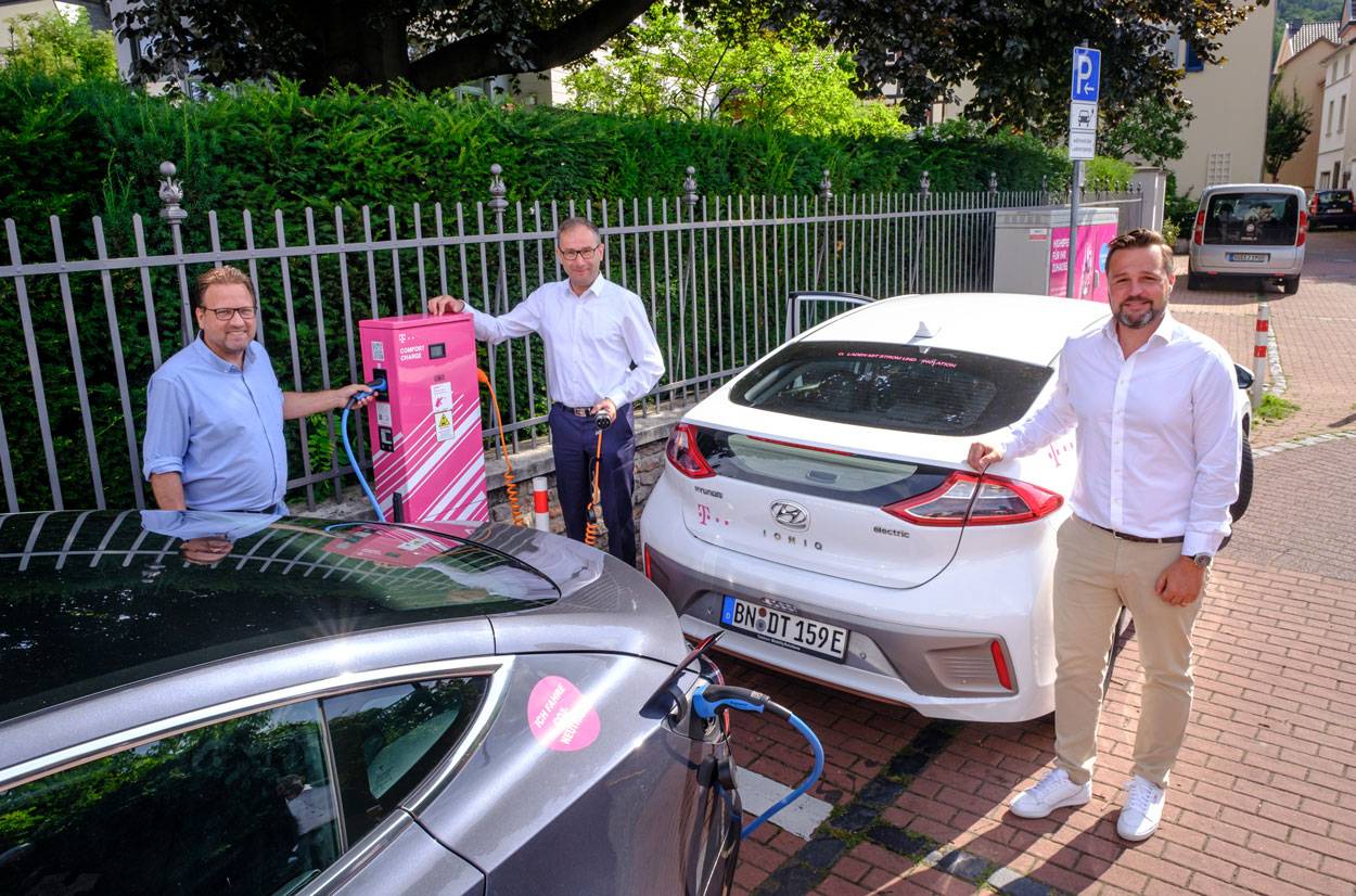 Inbetriebnahme der neuen E-Ladesäulen durch Bürgermeister Lutz Wagner, Bruno Jacobfeuerborn, Geschäftsführer der Telekom-Tochter Comfort Charge GmbH und Patrick Eberwein von Comfort Charge GmbH