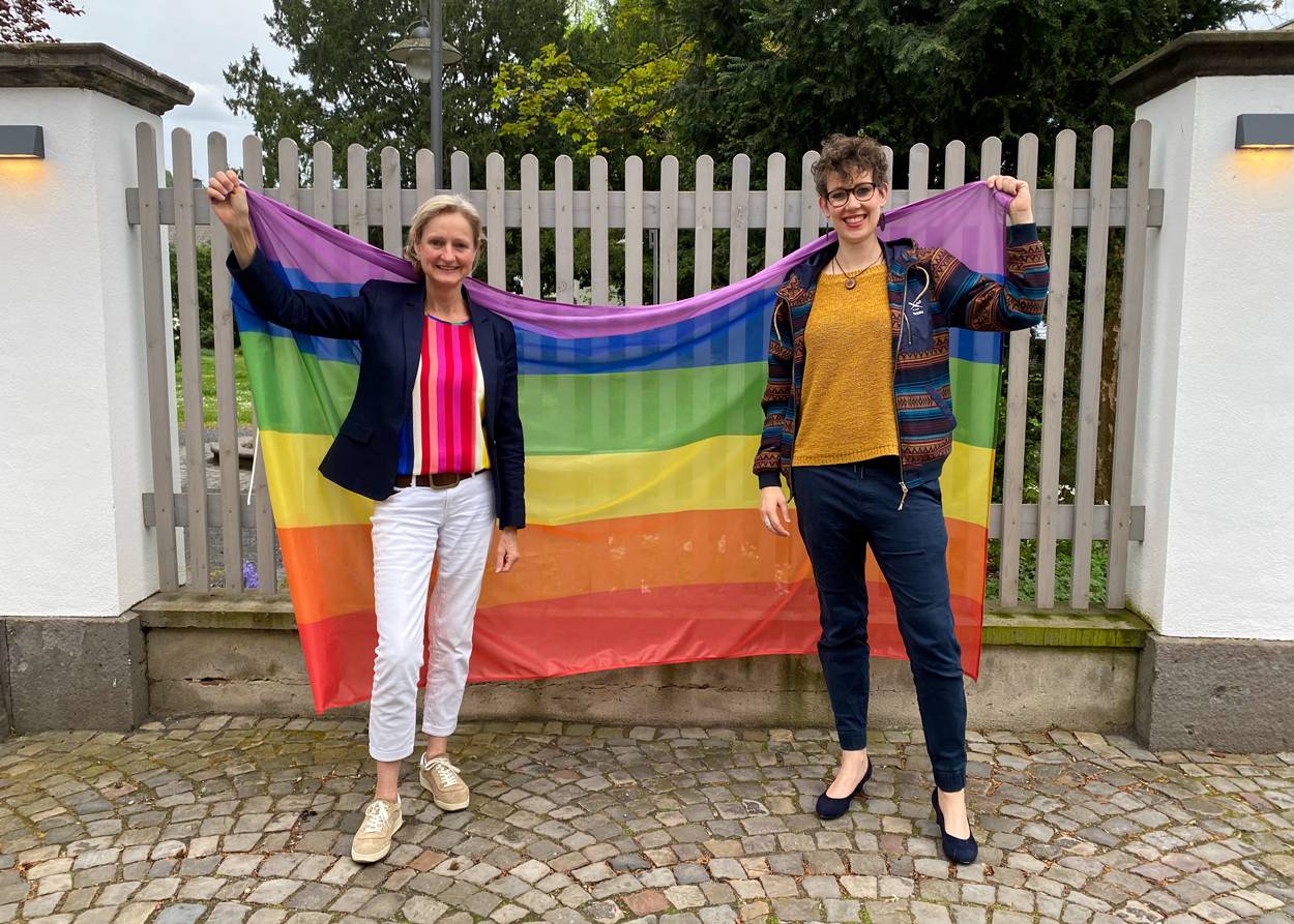 Die Gleichstellungsbeauftrage der Stadt Königswinter, Frauke Fischer, und Diplom-Psychologin Melanie Braßel freuen sich darüber, dass zum Aktionstag erstmalig Regenbogenflaggen an den Rathäusern gehisst werden.