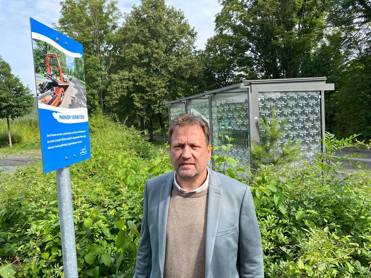Bürgermeisterr Lutz Wagner vor einem der Hinweisschilder zum Parkverbot