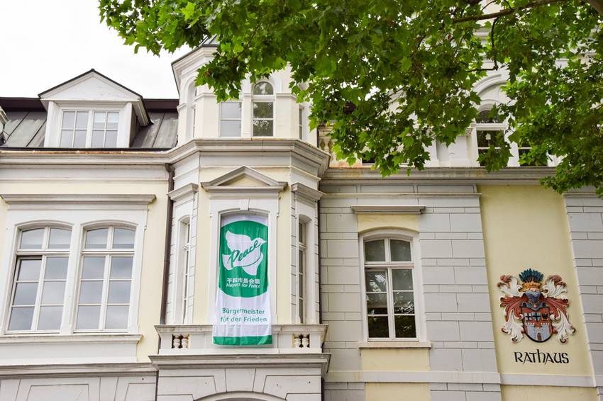 Die Flagge der Mayors for Peace setzt am Rathaus Königswinter-Altstadt ein Zeichen für den Frieden