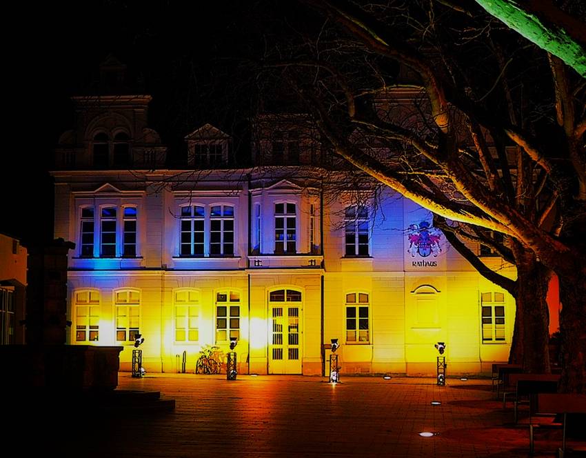 Beleuchtetes Rathaus in Blau-Gelb