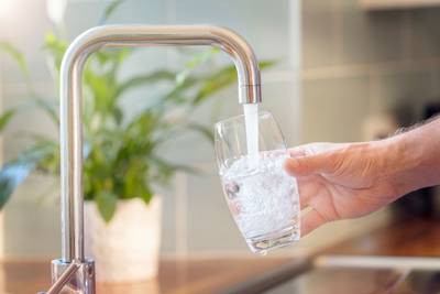 Fließendes Wasser aus einem Wasserhahn