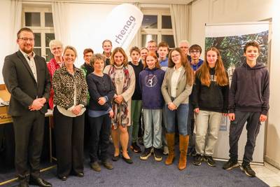 Die Preisträgerinnen und Preisträger des diesjährigen STADTRADELN werden ausgezeichnet © Stadt Königswinter/Pressestelle Gruppenbild mit den Beteiligten und Sponsoren