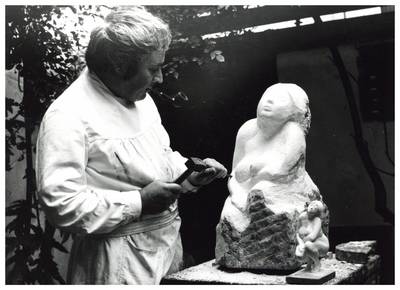 Ernemann Sander (1925–2020) bei der Arbeit an der Marmorskulptur „Sonnenschein“, 1972. © Foto: F. Pfau Ernemann Sander (1925–2020) bei der Arbeit an der Marmorskulptur „Sonnenschein“, 1972.