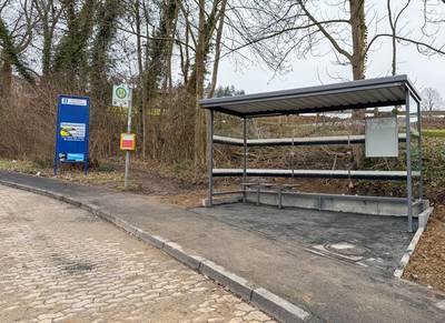 Das Wartehäuschen, im Vordergrund die Straße