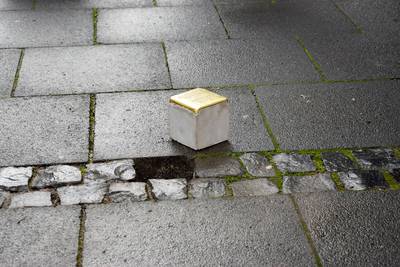 Ein einzelner Stolperstein vor der vorbereiteten Verlegestelle
