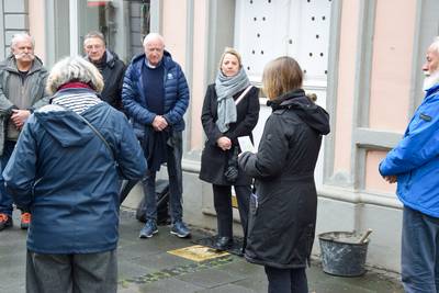 Die Teilnehmenden der Stolpersteinverlegung gedenken der Opfer