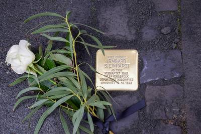 Der Stolperstein für Irmgard Stefanie Steinhardt an der Hauptstraße 380
