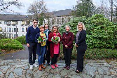 Gruppenbild: Die beiden Schulleiterinnen und Vertreter:innen der Stadt