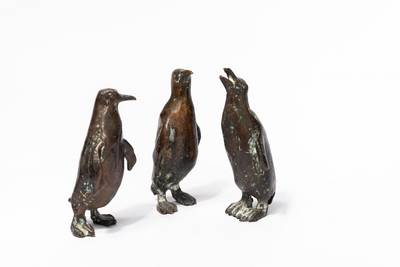 Ernemann Sander: Pinguine, Bronze undatiert © Gero Sander Drei Pinguine aus Bronze vor weißem Hintergrund