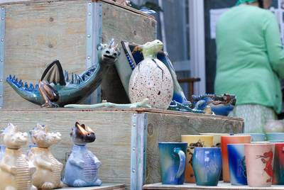 Ein Stand mit Töpfereien am Kunsthandwerkermarkt