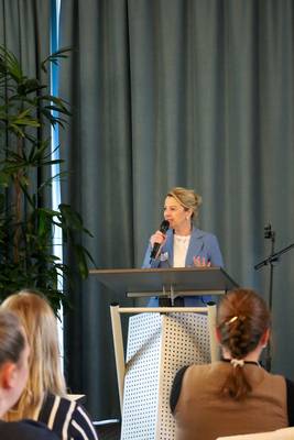 Bürgermeisterin Heike Jüngling unterstrich in ihrem Grußwort die Priorität des Themas für die Stadt © Stadt Königswinter/Pressestelle Bürgermeisterin Heike Jüngling unterstrich in ihrem Grußwort die Priorität des Themas für die Stadt